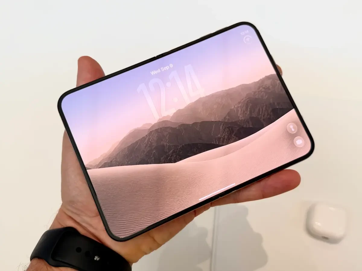  Even when unfolded, the iPhone Duo fits into my hand...sort of. Credit: Stan Schroeder